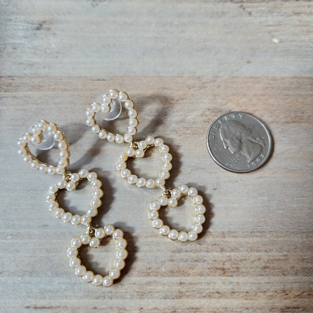 Elegant Pearl Heart Earrings - Picture 4 of 6